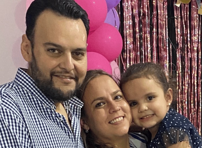 Padre deja tratamiento de cáncer para poder pagar el de su bebé recién diagnosticada