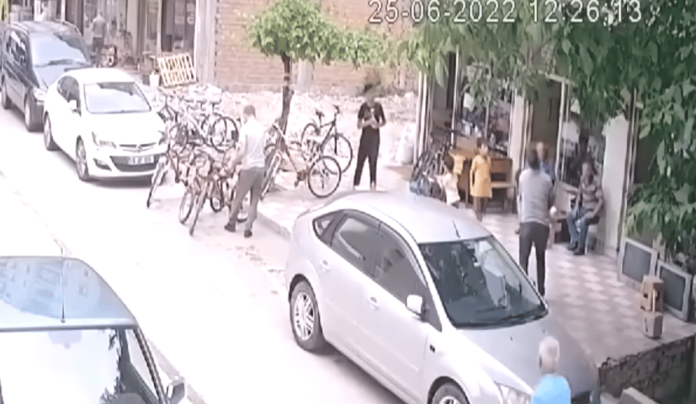 Hombre salva a bebé que cayó de un balcón
