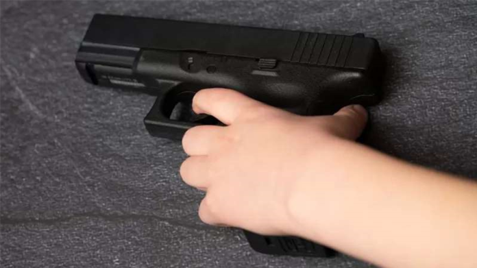 Niño de dos años le dispara a su papá