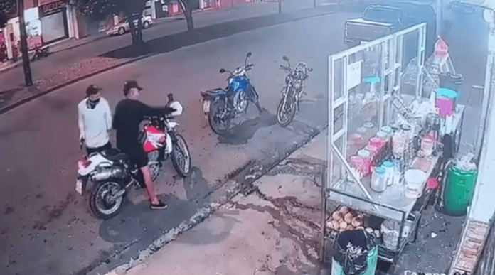 Intentan robar un puesto callejero pero no sale bien