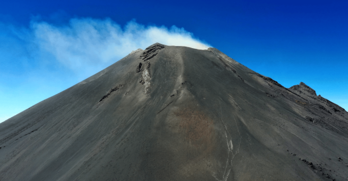 Matan residuos del Popocatépetl a una mujer; alpinistas lo subieron de forma clandestina