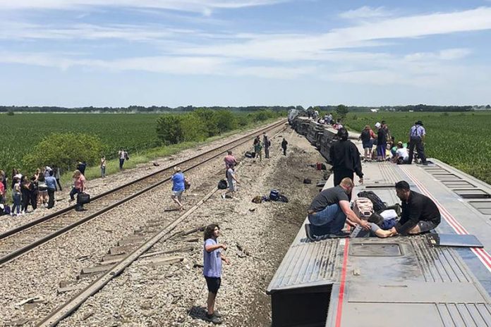 Se descarrila tren con 243 pasajeros y mueren 3