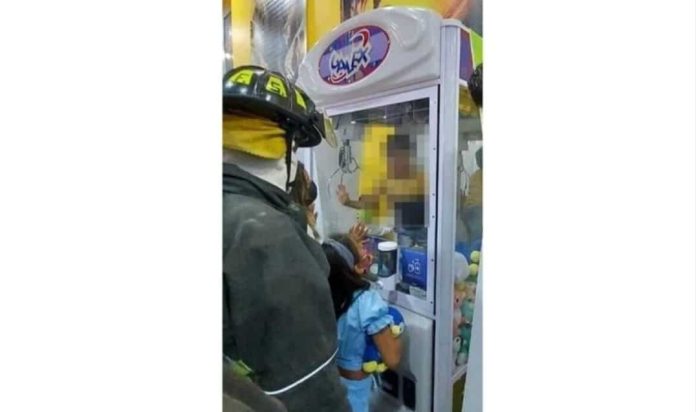 niño se queda atorado