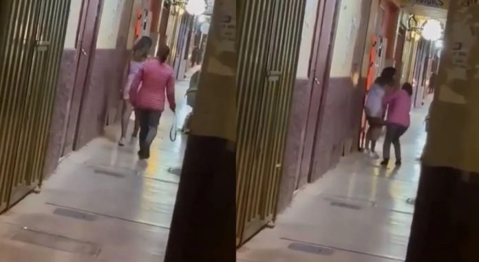 Saca a su hija a cinturonazos