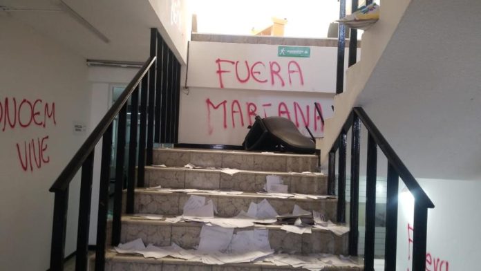 Tras protestas de normalistas, presentarán denuncia penal por daños en ataque al edificio del IEMSySEM