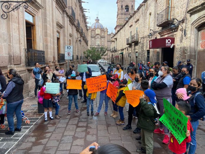 Solo 4 madres secuestran la primaria Libertad
