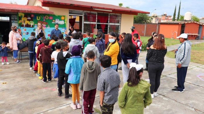 Ayuntamiento de Morelia entregó 80 paquetes de útiles escolares