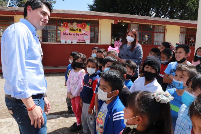 Seguimos trabajando para posicionar a Zitácuaro, como el número uno en educación: Toño Ixtláhuac