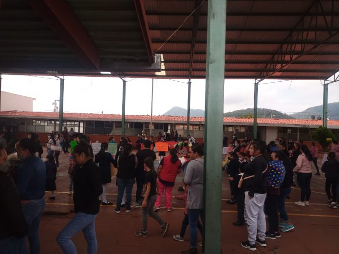 Cumplen dos ciclos escolares sin maestros en Villa Madero