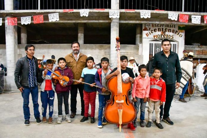 Dona Julio Arreola instrumentos musicales en Isla Tecuena, previó a Festival de Pireris