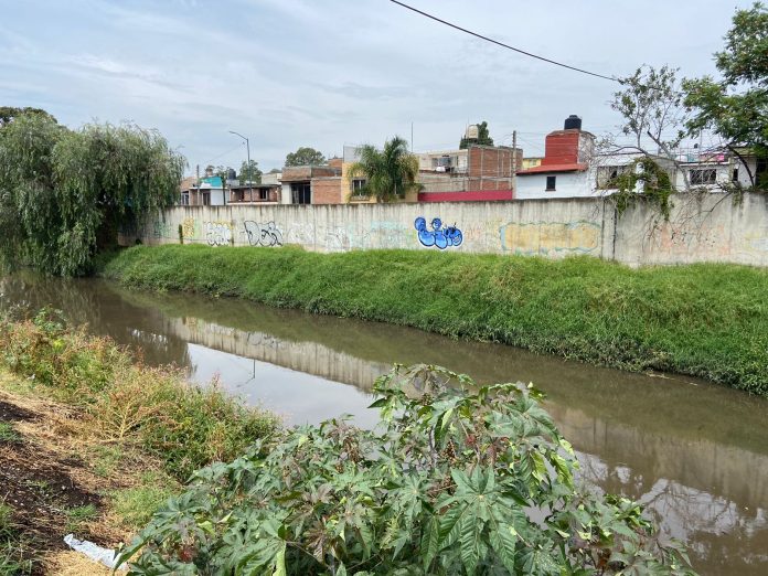 Hartos de inundaciones, vecinos podrían tomar vías férreas para que autoridades actúen