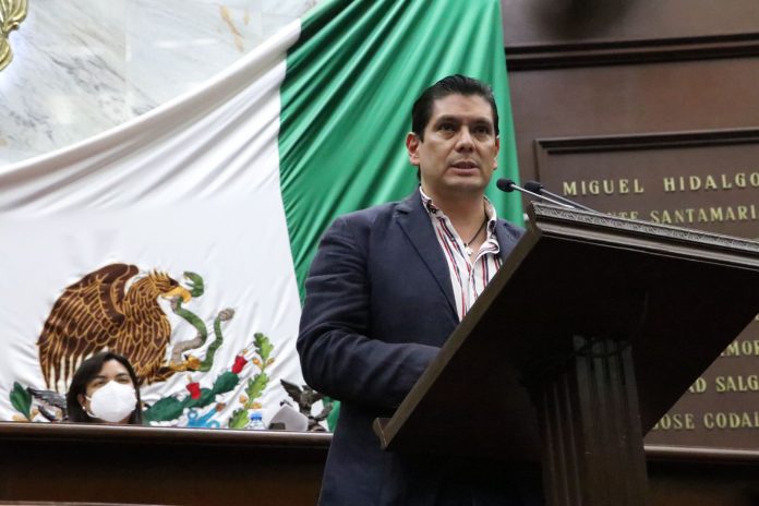 Propone Ernesto Núñez sancionar a médicos “patito” o que invadan funciones