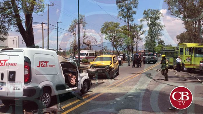Se incendia camioneta en plena avenida Madero