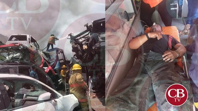 Más de 100 autos en cenizas deja incendio en corralón de Apatzingán