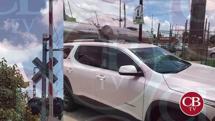 Pluma ferroviaria le cae encima a una camioneta en Morelia