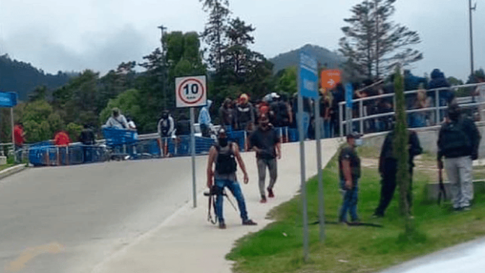 Hombres armados bloquean calles de San Cristóbal de las Casas, Chiapas