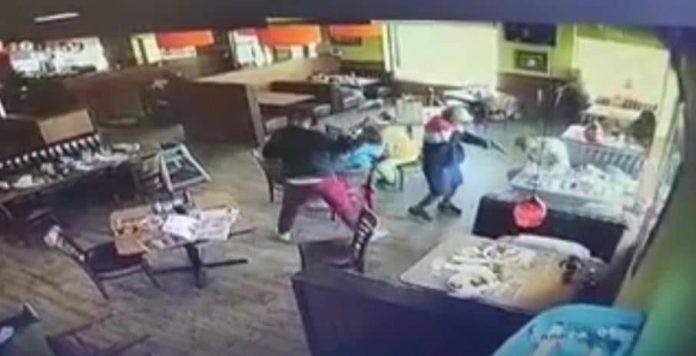 Hombres matan a 4 personas en un restaurante en Ciudad Juárez