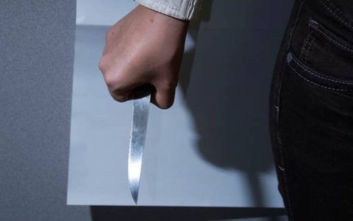 Hombre abusa de su hijastra y madre le corta los genitales