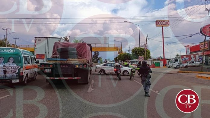 Auto y tractocamión chocan afuera del Pabellón Vasco de Quiroga