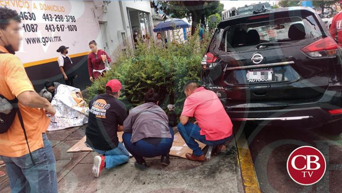 Camioneta atropella transeúntes sobre Madero Poniente