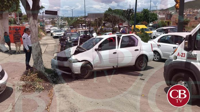 Se pasa un alto, choca con un árbol y embiste a familia en Morelia