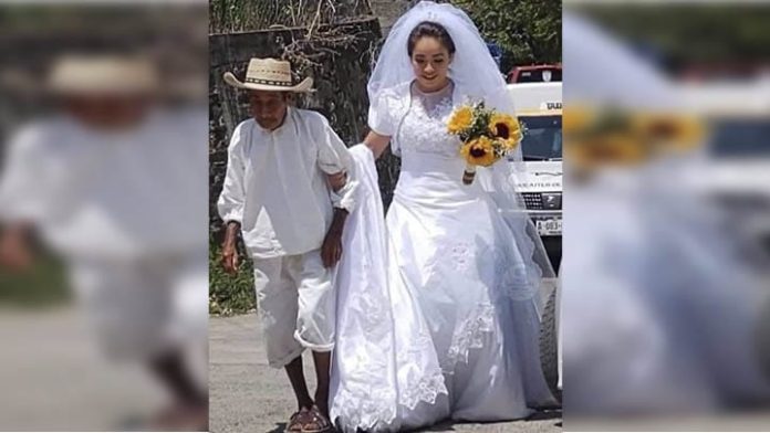 Nunca te avergüences de tu Familia; Abuelito entrega a su nieta en el altar