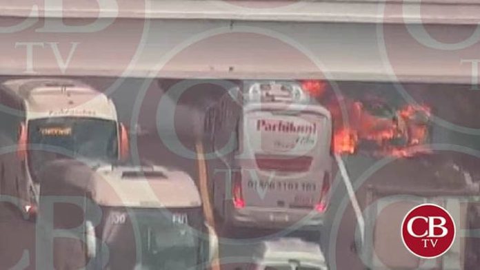 Se quema auto en la Pátzcuaro- Uruapan