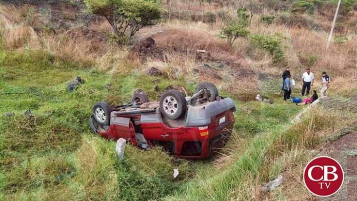 Vuelca camioneta en Zamora y una abuelita termina en el hospital