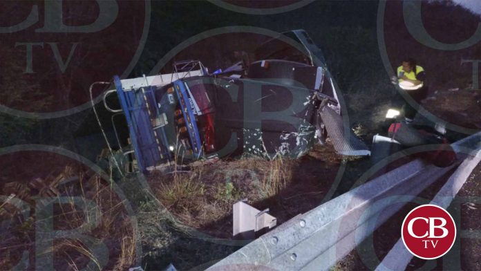 Vuelca otro tráiler cargado con aguacate en la Siglo XXI