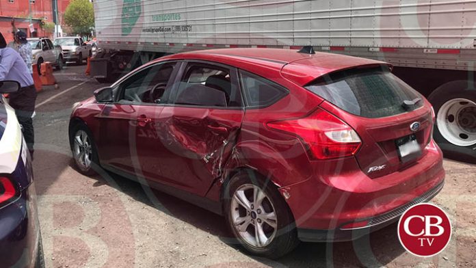 Tráiler impacta auto en la avenida Acueducto