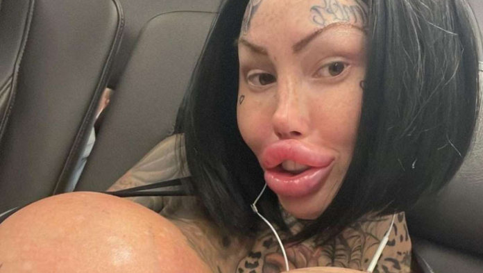 Expulsan a influencer de un vuelo por el tamaño de sus senos