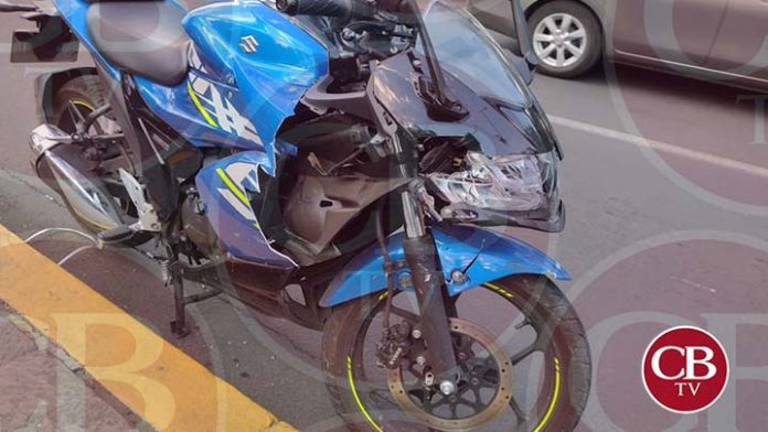 Choca moto y camioneta de transporte de valores afuera de Finanzas