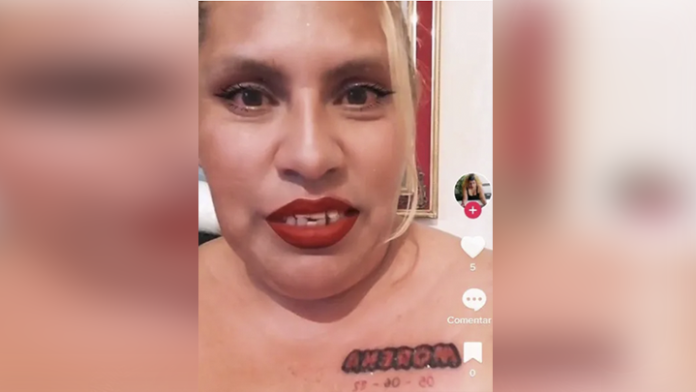 Mujer se tatúa la palabra 