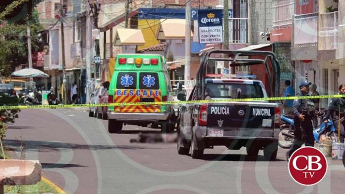 Matan a dos hombres afuera de una miscelánea en Zamora