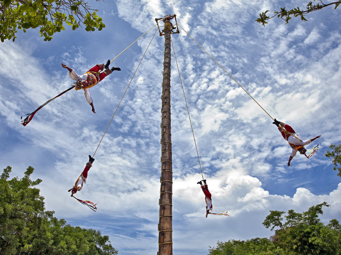 ¿Conoces el origen de los Voladores de Papantla? Haz clic aquí para descubrir de dónde viene esta tradición, y dónde puedes verlo.