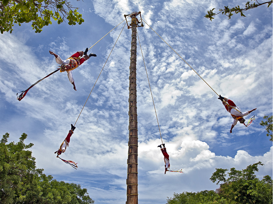 ¿Conoces el origen de los Voladores de Papantla? Haz clic aquí para descubrir de dónde viene esta tradición, y dónde puedes verlo. ¿Conoces el origen de los Voladores de Papantla? Haz clic aquí para descubrir de dónde viene esta tradición, y dónde puedes verlo.