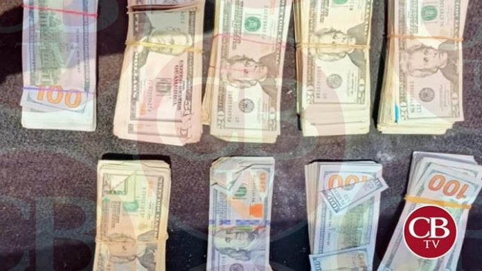 Lo paran para multarlo y le encuentran 60 mil dólares