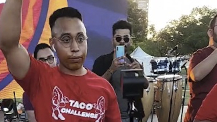 El joven llamado Armando originario de Texas, Estados Unidos,se ganó 50 mil pesos