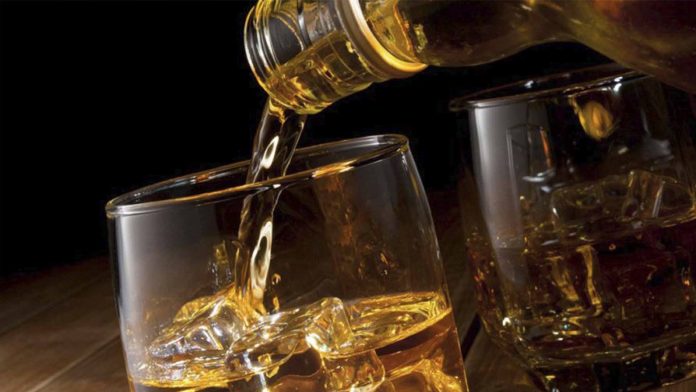 Hombre muere por beber una botella de shot