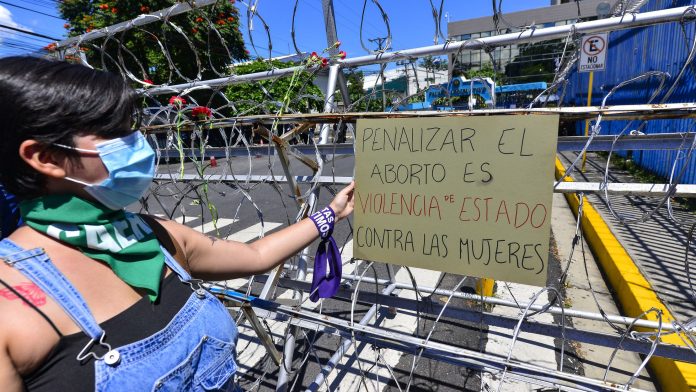 Dan 50 años de cárcel a mujer por abortar