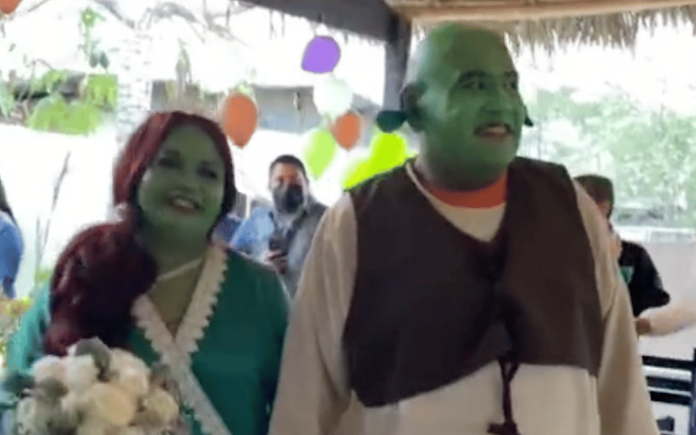 Pareja realiza su boda con temática de Shrek