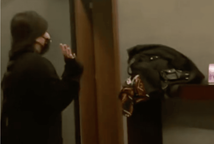 Joven graba TikTok durante el funeral de su tío para hacerse viral