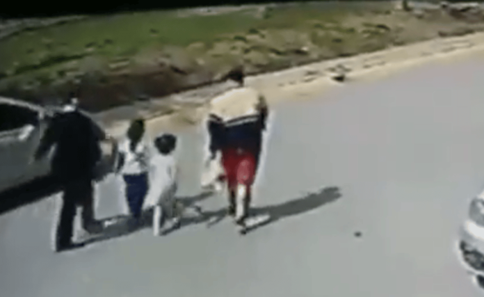 Captan a mujer pateando a niña de 4 años