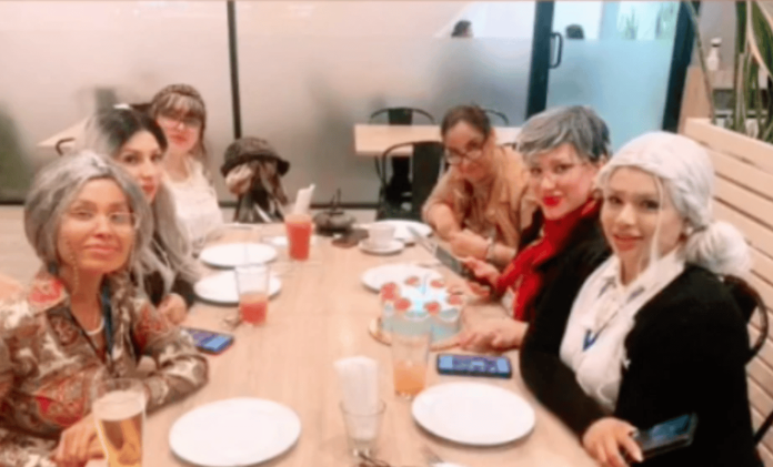 Joven celebra su cumpleaños con temática de abuelitas