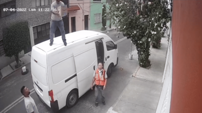 Repartidores entregan paquete aventándolo a la azotea