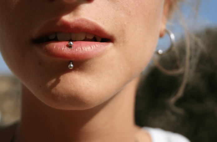 Mujer muere hacerse una perforación en los labios