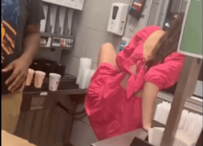 Joven entra por la ventanilla de autoservicio en McDonal’s y se prepara su propia orden