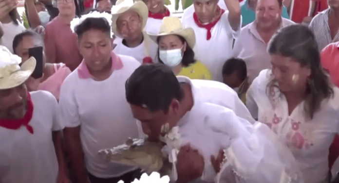 El alcalde de se casó con un caimán