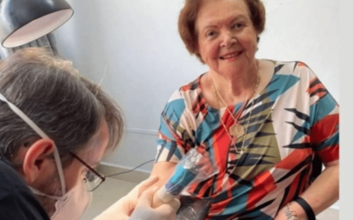 Abuelita de 91 años se tatúa luego que su nieto entrara a la Universidad