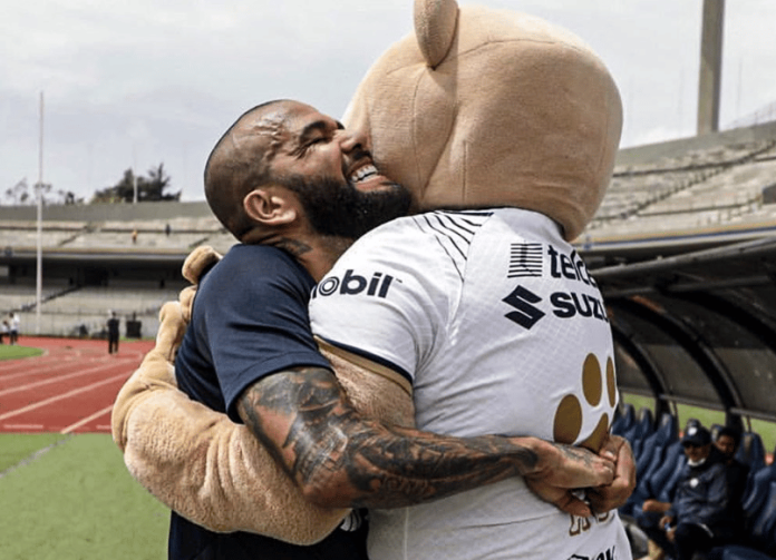 Dani Alves presume foto con Goyo